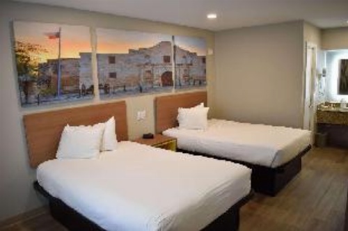 Days Inn by Wyndham San Antonio Alamo/Riverwalk image 1
